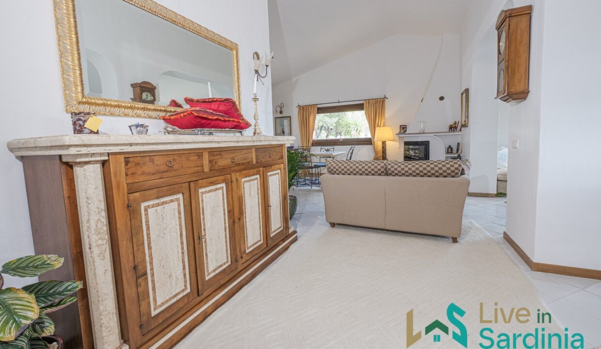 Villa-For-Sale-In-San-Pantaleo-Costa-Smeralda