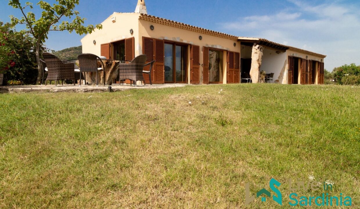 Stunning-Country-Home-For-Sale-San-Pantaleo-With-pool (8)