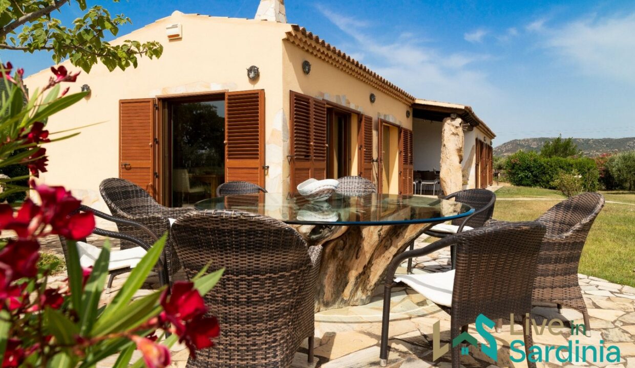 Stunning-Country-Home-For-Sale-San-Pantaleo-With-pool (9)