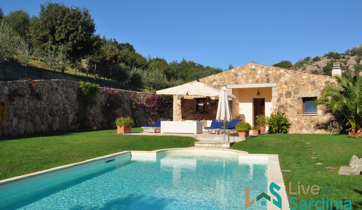 Villa-For-Sale-In-San-Pantaleo-Costa-Smeralda