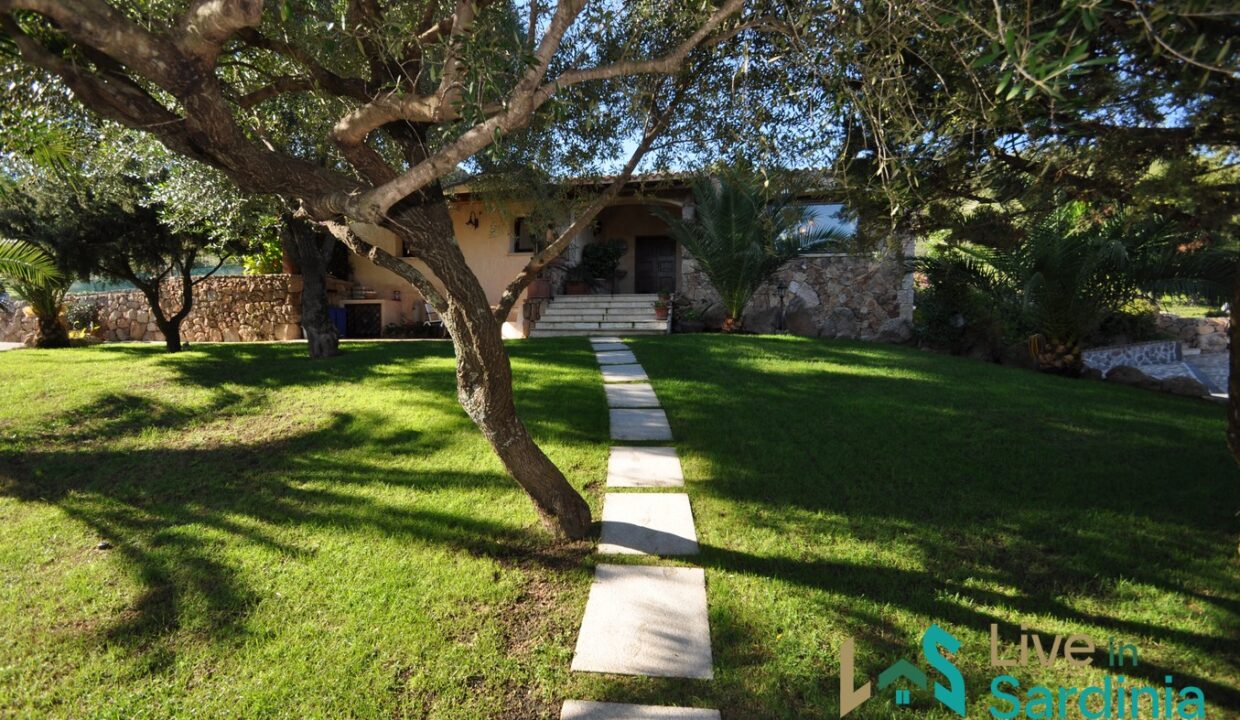 Villa-For-Sale-In-San-Pantaleo-Costa-Smeralda