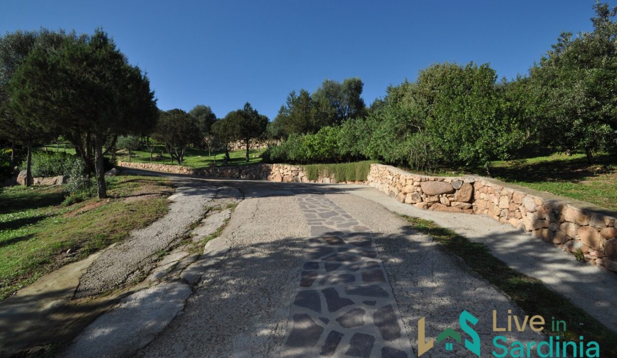Villa-For-Sale-In-San-Pantaleo-Costa-Smeralda