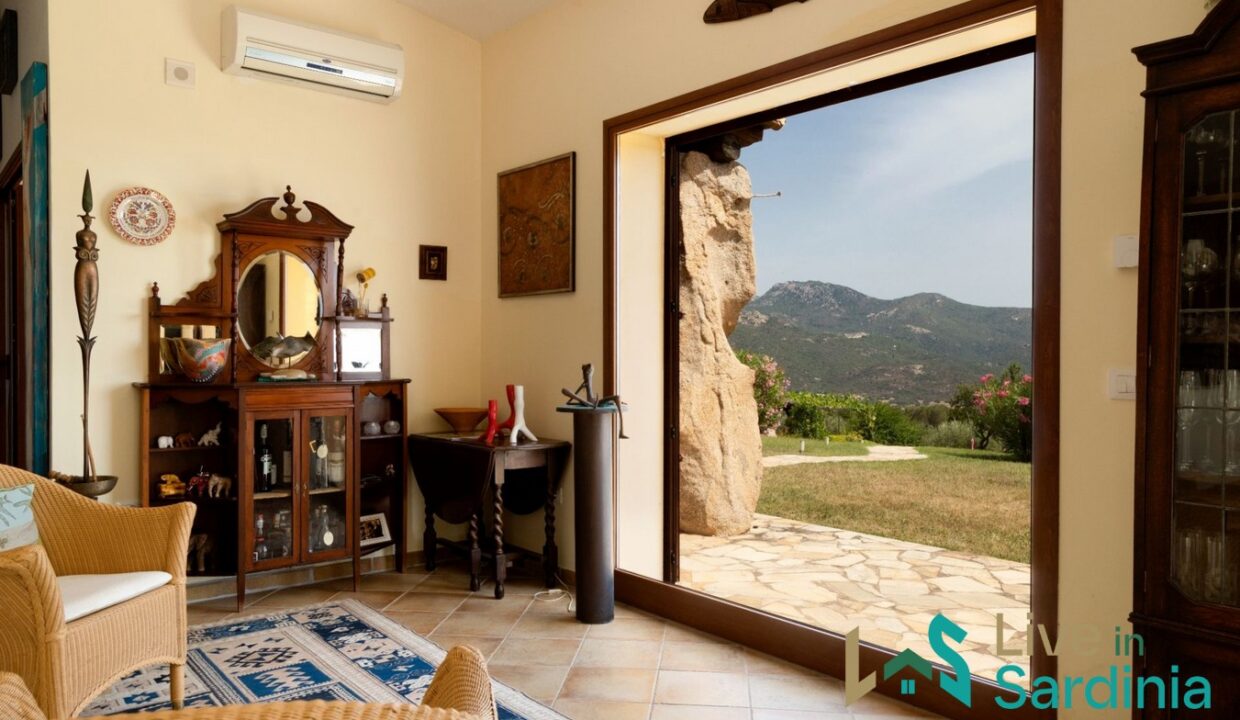 Villa-For-Sale-In-San-Pantaleo-Sardinia- (20)