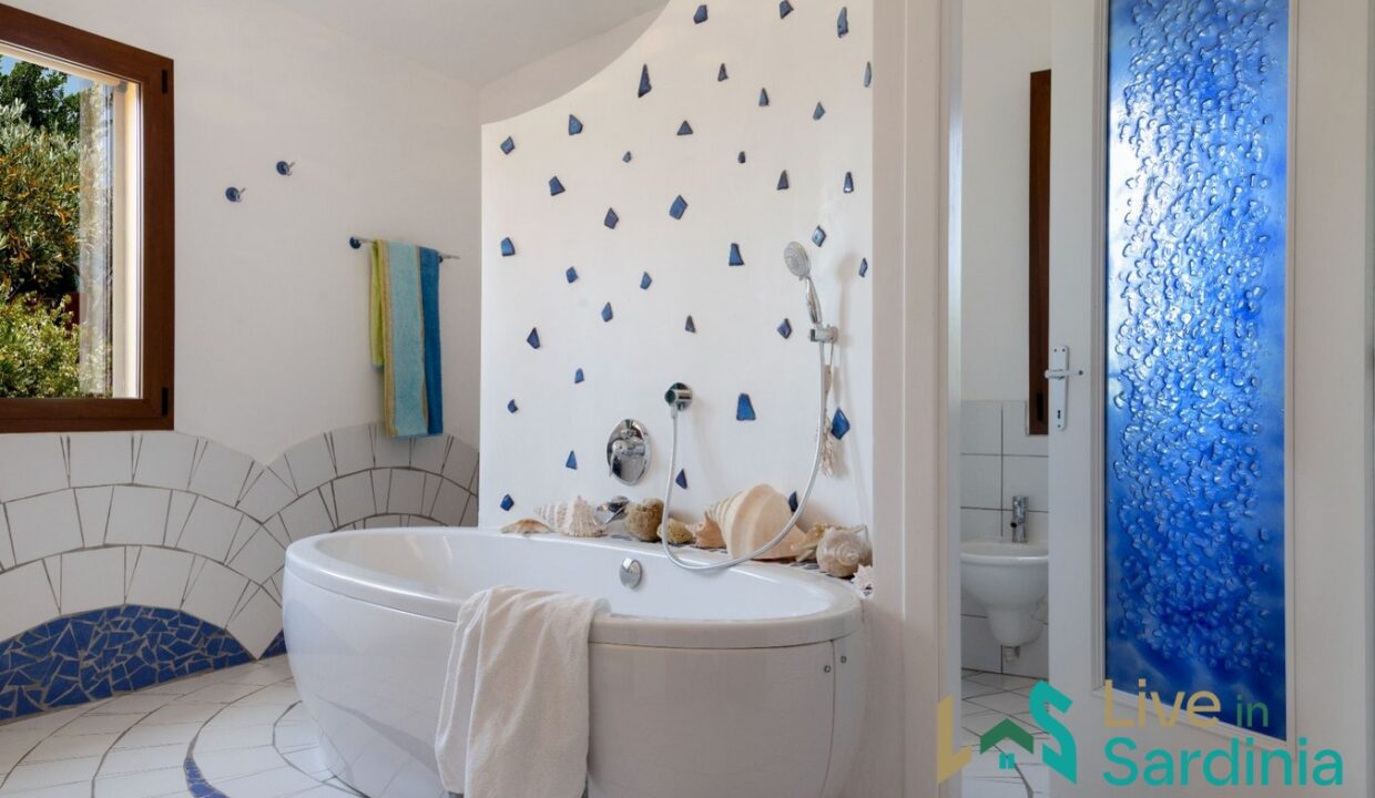 Villa-For-Sale-In-San-Pantaleo-Sardinia- (25)