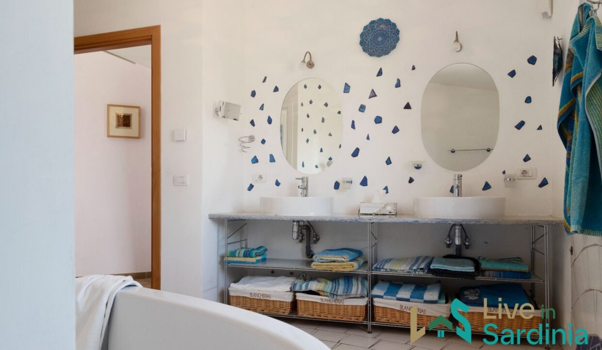 Villa-For-Sale-In-San-Pantaleo-Sardinia- (27)