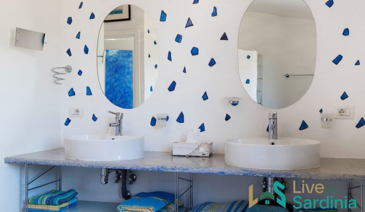 Villa-For-Sale-In-San-Pantaleo-Sardinia- (28)