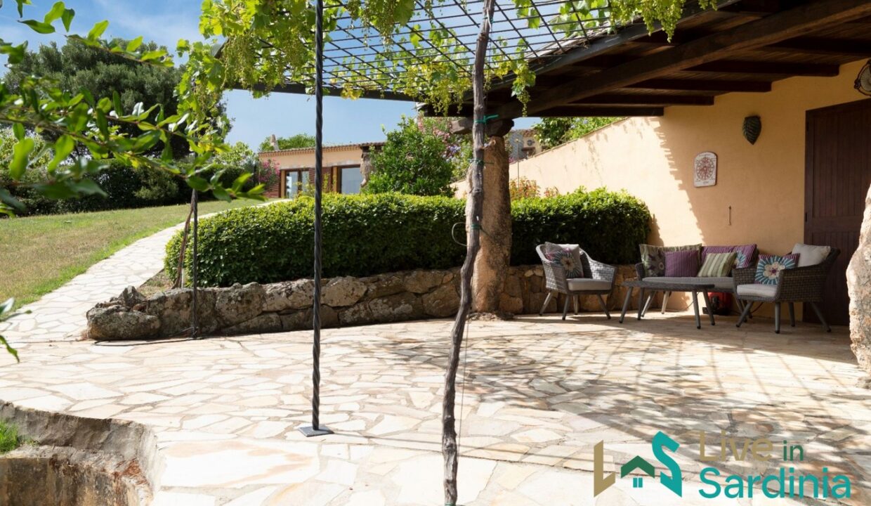 Villa-For-Sale-In-San-Pantaleo-Sardinia- (8)